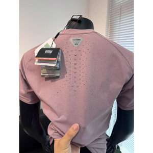 เสื้อยืดผู้ชายแบบแห้งเร็ว ลายฉลุเลเซอร์ ระบายอากาศได้ดี ทรงหลวม แขนเสื้อแบบแร็กแลน เหมาะสำหรับเล่นกีฬาและสวมใส่สบายๆ - Product Image 1