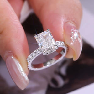 Anel de Noivado e Casamento Feminino em Ouro 14K Real com Diamante de 3 Quilates Lapidação Radiante Criado em Laboratório HPHT CVD Certificado pelo IGI - Product Image 3