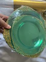 Fournisseur chinois assiette de chargeur vert or décoration de mariage sous assiette ensemble de vaisselle jetable vert