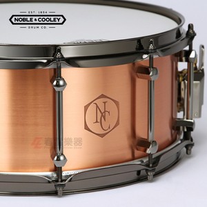 Tambor <span class=keywords><strong>de</strong></span> Percusión American NC Noble & Cooley Copper Classic Series 14x6 con Cámara <span class=keywords><strong>de</strong></span> Metal Mate Cepillado - Product Image 4