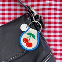 Fabrikant van karabijnhaak-borduurwerk sleutelhangers met hond, panda, fruit en poppenmotieven, 3D-vormen, zinklegering, milieuvriendelijk, op maat gemaakte kleuren