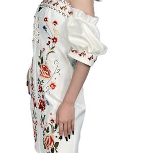 Vestido Mini de Verano OEM para Mujer, Personalizado, con Bordado Floral, Hombros Descubiertos y Recortes - Product Image 3