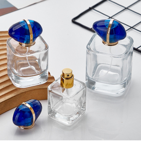 Flacone di Profumo Quadrato di Lusso in Vetro da 100ml con Tappo in Gemma Blu, Pompa Spray Dorata, Ricaricabile, Vuoto, Confezione Cosmetica Personalizzabile con Logo - Product Image 5