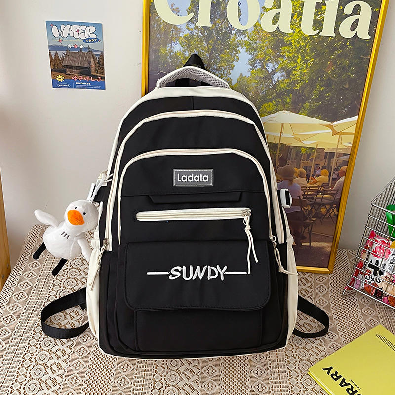 สีดำพร้อมจี้