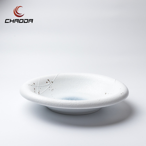 Assiette ronde profonde de 10 pouces en porcelaine blanche avec motif bleu à la main, vente en gros, pour mariage, dîner, assiette de présentation bleue et blanche - Product Image 6