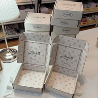 Boîtes cadeaux en carton ondulé personnalisées, boîtes d'emballage pliables blanches, boîtes d'expédition de bijoux exquises, utilisées pour les boîtes cadeaux express