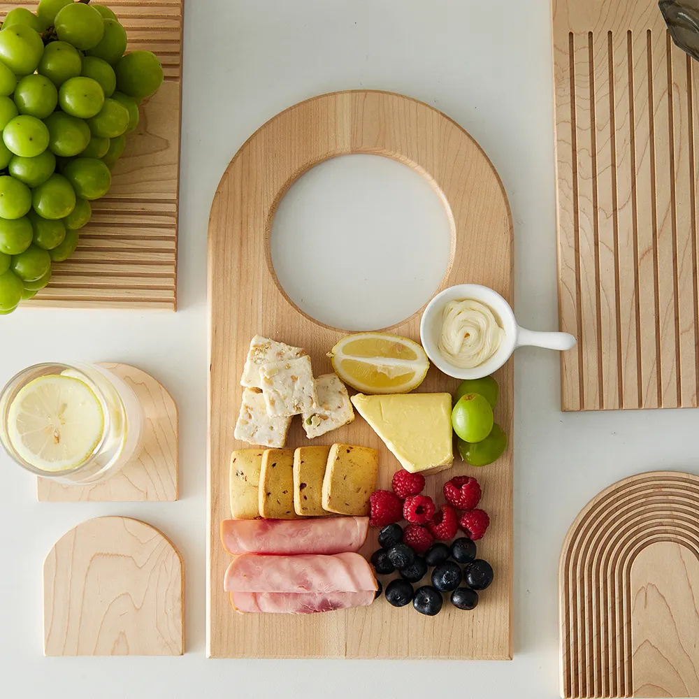 Tabla de cortar para servir de madera de arce en forma de arco al por mayor con asa de anillo para queso, charcutería, postre, pan