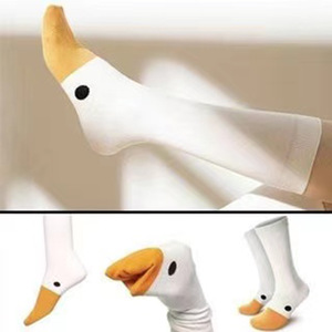 KTS58 Drôle Big White Goose Polka Dot Chaussettes Personnalité Petit Canard Jacquard Animal Coton Femmes Hommes Crew Chaussettes - Product Image 2