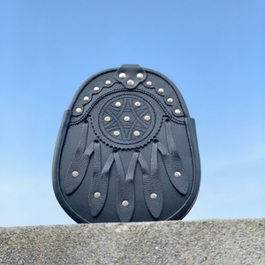 Sporran écossais en cuir véritable de qualité supérieure, orné de clous celtiques, avec un motif celtique en relief et des rivets décoratifs - Product Image 2