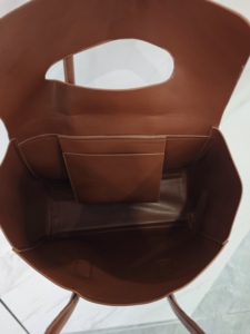 Sac fourre-tout en cuir PU marron grande capacité avec logo personnalisé, sac à bandoulière en cuir végétalien souple pour femme, idéal pour le quotidien, le travail et les voyages - Product Image 2