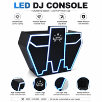 Design géométrique moderne : finition noire brillante avec panneaux LED triangulaires pour un look futuriste