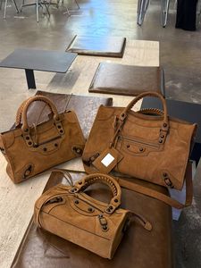 मोटरसाइकिल बैग रिवेट हैंडबैग रेट्रो फैशन क्रॉसबॉडी बैग रेट्रो फैशन क्रॉसबॉडी बैग 2025 नई वास्तविक चमड़े की महिलाओं के बैग के साथ - Product Image 5