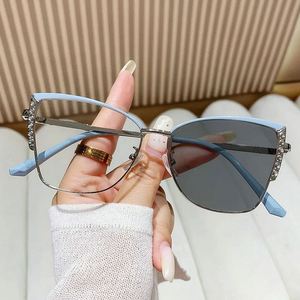 Gafas de Sol de Moda con Logotipo Personalizado 2025, Lentes de Metal que Cambian de Color, Protección UV400, Fotocromáticas, Anti Luz Azul para Mujer - Product Image 1