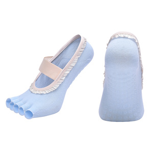 Chaussettes à cinq doigts esthétiques Cream Doll avec bordure à volants, sangle unique et logo YOGA imprimé <span class=keywords><strong>sur</strong></span> la semelle, en coton peigné - Product Image 3