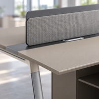 Poste de travail modulaire moderne pour employés avec écran de confidentialité, armoire de rangement, étagères ouvertes et pieds en métal pour bureaux ouverts