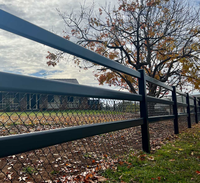 Clôture moderne en aluminium à 3 rails de style ranch, clôture en aluminium avec poteaux et barreaux, et grillage à mailles losangées pour maison rurale australienne