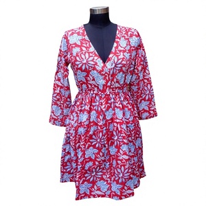 Vestido Rojo con Estampado Floral, Cuello en V, Corte en A, Manga Larga, Largo hasta la Rodilla, 100% Algodón, Hecho a Mano, Ecológico, Estilo Vacaciones de Verano - Product Image 1