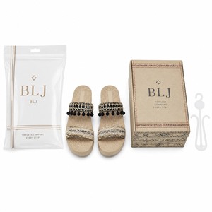 Sandalias de cuña ligeras antideslizantes de EVA personalizadas para mujer con correas de <span class=keywords><strong>yute</strong></span> tejidas, pompones negros estilo bohemio y cuerda trenzada. - Product Image 3