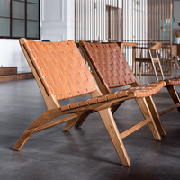 Fauteuil lounge en cuir et bois massif, style Aussie Japandi minimaliste, avec accents tressés, robuste, pour salon et semi-extérieur AU