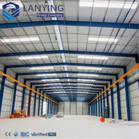 Atelier de production de structures en acier antisismiques, bâtiment industriel spacieux pour l'industrie lourde