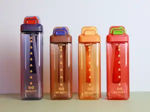 زجاجة مياه بلاستيكية للأطفال 750 مل مربعة الشكل شفافة مع شعار مخصص زجاجة ماء شرب رياضية ملونة بحبل
