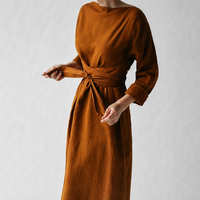 Robe midi décontractée en lin uni pour femme, col bateau, manches longues, taille croisée avec ceinture, coupe ample et fluide, idéale pour l'été