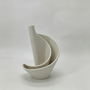Vase en céramique abstrait blanc mat incurvé 3D, style Japandi, pour décoration de table à manger ou fenêtre en bois clair - Product Image 6