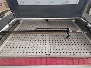 <span class=keywords><strong>Machine</strong></span> de découpe laser JQ 1610 80w 130w 150w 180w pour découpage de tissu Découpeur laser à double tête avec alimentation automatique - Product Image 6