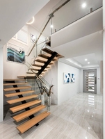 VIKO Mono-Stringer-Treppe aus Massiver Eiche mit Glasgeländer Minimalistisches Design VIKO Maßgefertigte Villa-Innentreppe