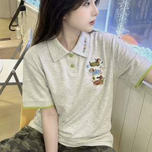 เสื้อโปโลแขนสั้นผู้หญิงสีเบจ ผ้าถัก ปักลายการ์ตูน สวมใส่สบาย ระบายอากาศได้ดี ความยาวปกติ - Product Image 3