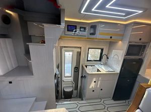 Casa Móvil RV con Techo Elevable, Muebles, Refrigerador, Aire Acondicionado, Batería, Inodoro, Ducha, Cocina, Bar, Diésel 156hp, Neumático de Acero - Product Image 4