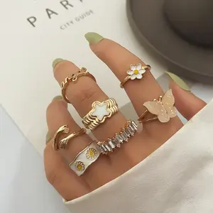 Vintage 7Pcs Butterfly Embrace Hands Rings Set For Women Metal Paint Coating Daisy Letter Creative INS Love Heart Ring