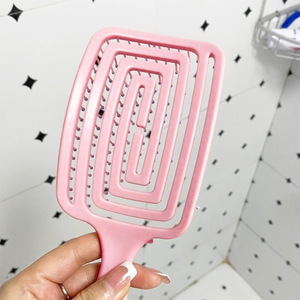 This is a bouncy, high-top hair <b>comb</b> for young women, a massage <b>comb</b> for home use, a large curved <b>comb</b> with a hollowed-out arc - Product Image 4