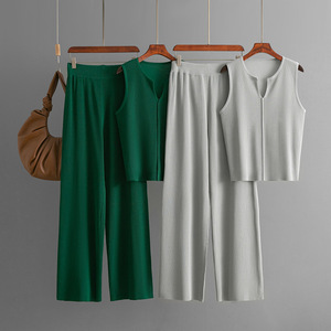 ชุดเซ็ตสองชิ้นลำลองสำหรับผู้หญิง เสื้อถักคอวีแขนกุด กางเกงขายาวทรงกว้าง ลายเรียบ ชุดแฟชั่นฤดูร้อน - Product Image 2