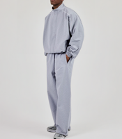 Ensemble survêtement léger coupe oversize en nylon et rayonne avec col cheminée et bordure contrastante, comprenant une veste coupe-vent personnalisée et un pantalon de jogging