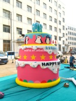 Décoration de gâteau d'anniversaire géante gonflable commerciale, gâteau de Noël gonflable en forme de pingouin