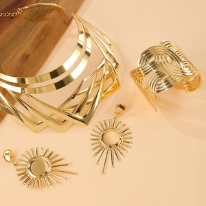 HR Fashion Metal Collar Jewelry <b>Set</b> Simple Geometric 14K Gold Plated Unisex Earrings <b>Bracelet</b> <b>Set</b> - Product Image 5