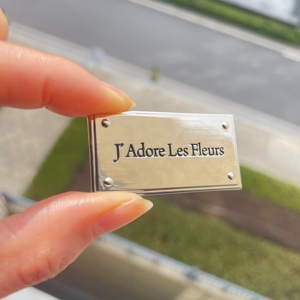 Tùy Chỉnh Chất Lượng Cao Tên Thương Hiệu Chữ Khắc Tên Tấm Nhãn Quần Áo Kim Loại Logo Với Men Cứng Kỹ Thuật Tùy Chỉnh Mảng Bám - Product Image 2