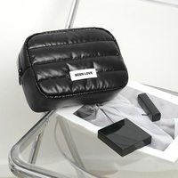 Pochette de maquillage matelassée imperméable avec fermeture éclair et compartiment pour le rangement des articles de toilette en voyage, avec logo personnalisé