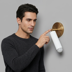Applique murale minimaliste en laiton avec abat-jour cylindrique blanc, luminaire d'intérieur pour salle de bain, fixation réglable - Product Image 1