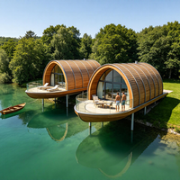 Villa tropicale avec toit en arche, façade entièrement vitrée, terrasse extérieure et piscine privée pour les complexes hôteliers
