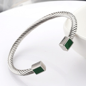 Bracelet en acier inoxydable torsadé avec fermoir en forme de U |   Bracelet avec pendentif médaillon Saint Benoît plaqué or 18 carats PVD - Product Image 6