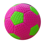Cadeaux de divertissement 2.5mm Pvc Kids Woven Embossed Matt Surface Noir et Blanc Coloré Taille Deux Mini Enfants Football