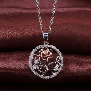 Collana con Ciondolo a Forma di Rosa, Design Rotondo Elegante e Minimalista, Gioiello da Indossare Ogni Giorno per Donne - Product Image 3