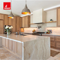 Meubles de cuisine Alland de luxe sur mesure en chêne rouge, style Shaker, avec îlot cascade en quartzite Swan Taj Mahal et éclairage LED