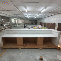 Bureau d'accueil blanc incurvé pour centre médical, design de comptoir d'accueil de luxe en Corian pour hôpital et clinique, bureau d'information élégant pour salon