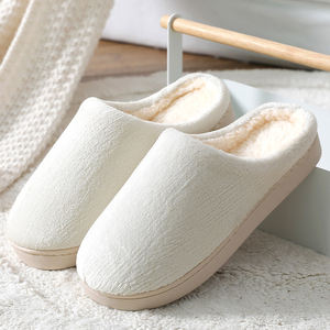 Vente en gros de pantoufles d'hôtel en polaire personnalisée à la mode pour femmes pantoufles en peluche à mémoire de forme pantoufles d'intérieur pour la maison - Product Image 3