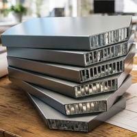 Panneaux sandwich en nid d'abeille en aluminium pour plafonds - Imperméables, ignifuges, modernes, modélisés en 3D pour usage commercial et résidentiel