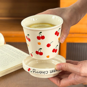 แก้วกาแฟเซรามิคลายเชอร์รี่น่ารักพร้อมฝาปิด แก้วน้ำลายเชอร์รี่หวานๆ สำหรับใช้ที่บ้าน ที่ทำงาน สาวๆ ชอบ แก้วนมเรียบง่ายสำหรับมื้อเช้า - Product Image 4