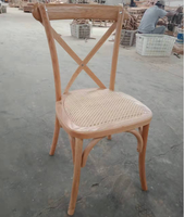 Chaise croisée en bois empilable